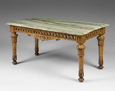 Mesa baixa, estilo Luis XVI, de madeira entalhada e dourada, com tampo de m&aacute;rmore. Alt. 0,45. 