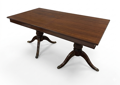 Mesa de sala-de-jantar, estilo ingl&ecirc;s, de mogno, com dois p&eacute;s. Med. 1,60 x 0,90. Com duas 