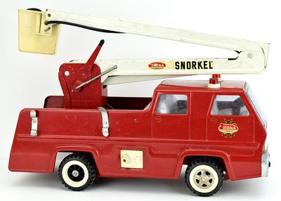 2 Vintage Tonka Metal Fire Trucks. Lot of 2 vintage metal fire trucks by Tonka.Vintage 70s TONKA 