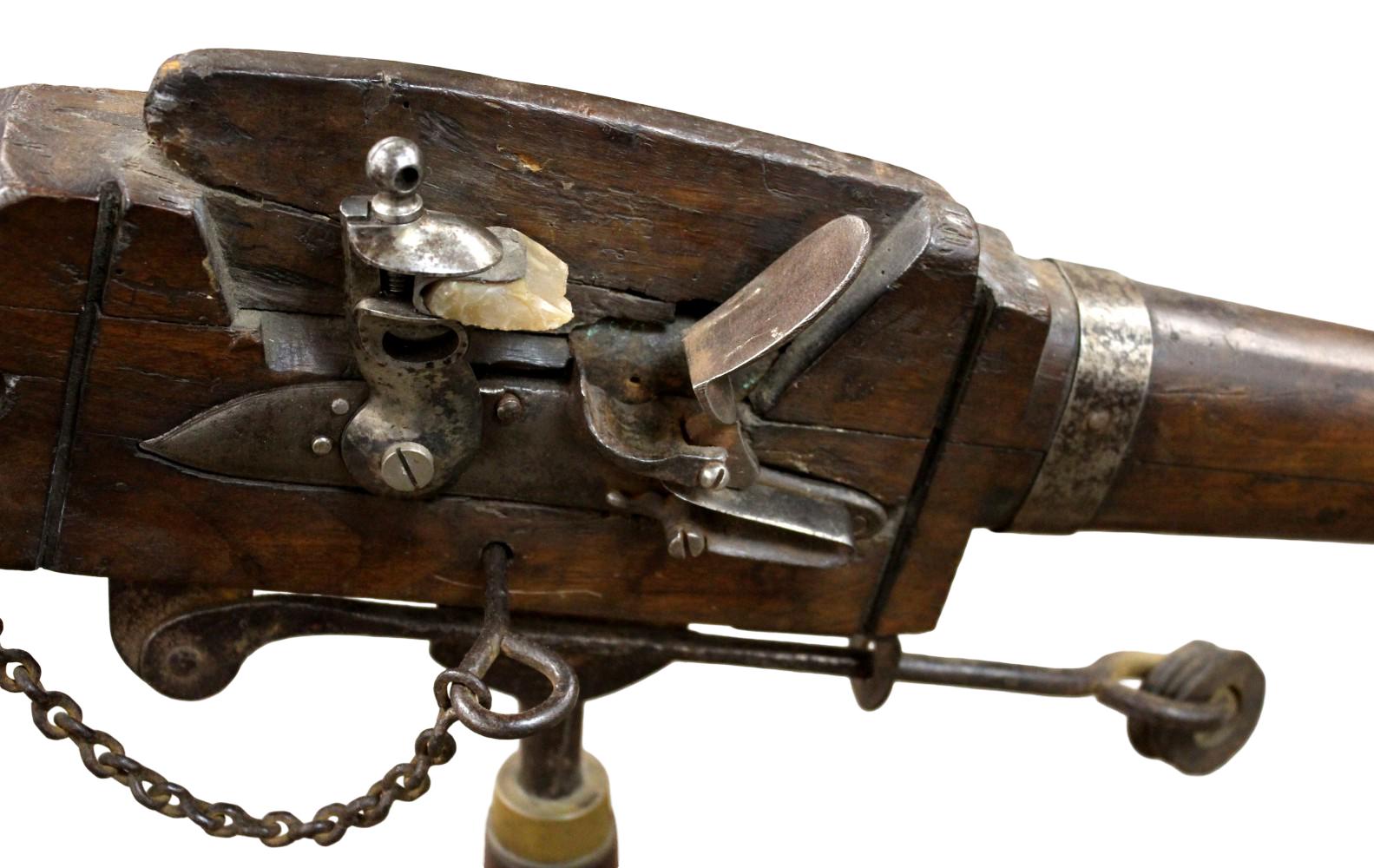 RARE ENGLISH FLINTLOCK SPRING TRAP GUN, CIRCA 1780â1825