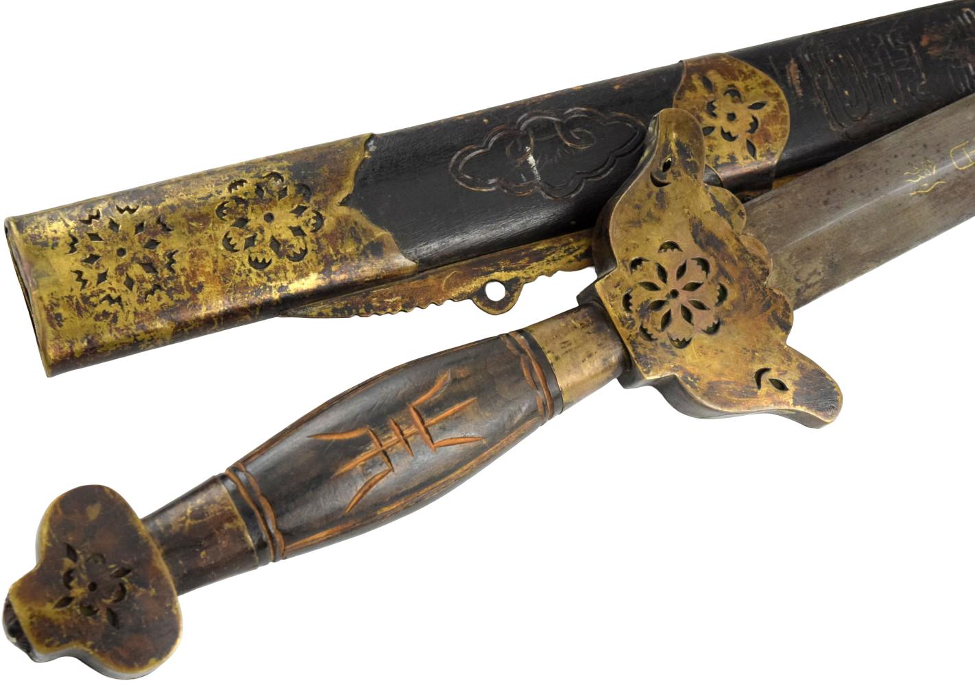 ANTIQUE CHINESE LATE QING DRAGON DECORATED JIAN SWORD