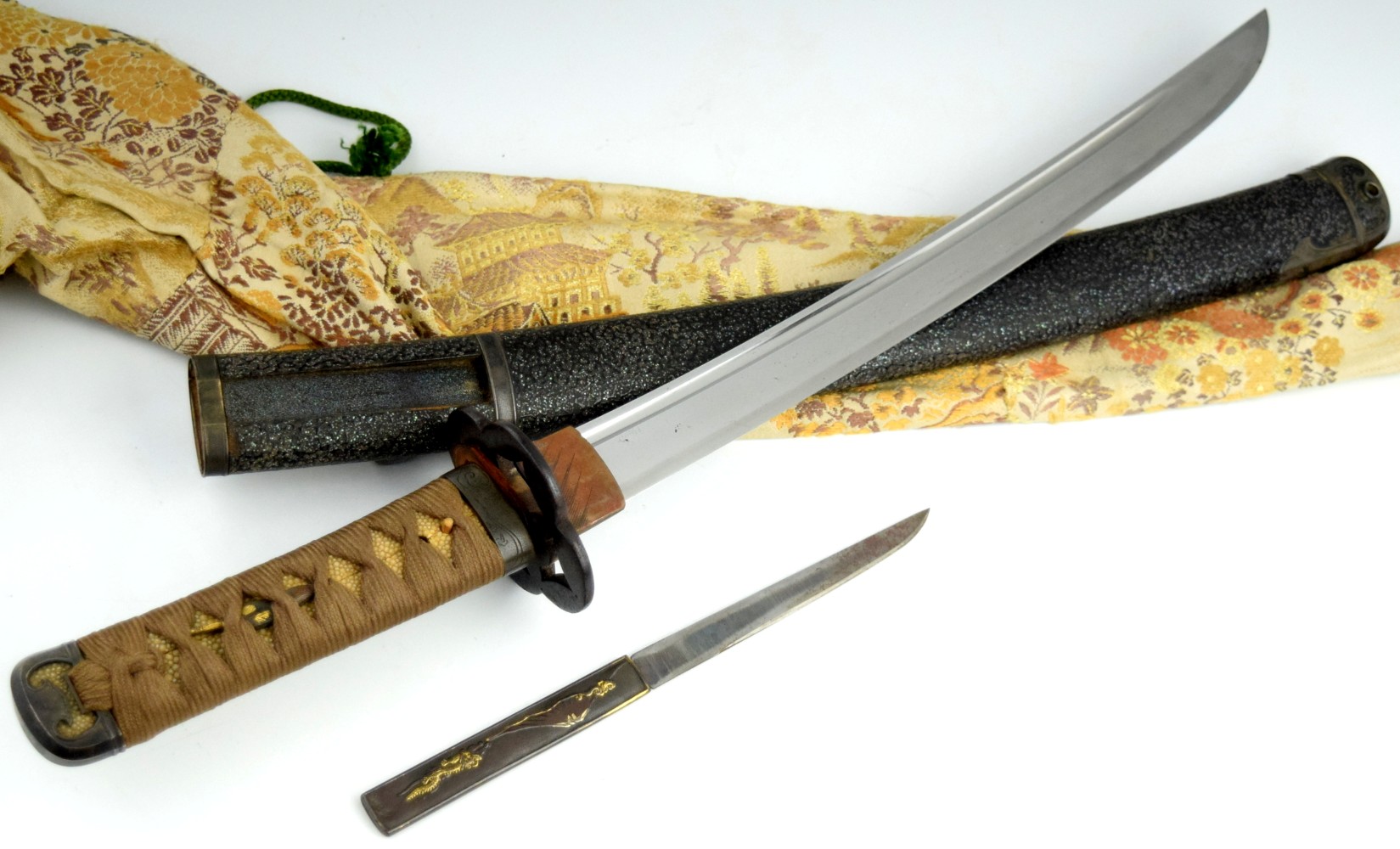 Very Nicely Mounted Japanese Samurai Shinto era Mumei HIRAZUKURU Wakizashi Sword Dagger. Fine Saya Lacquer and Shakudo Mounts.