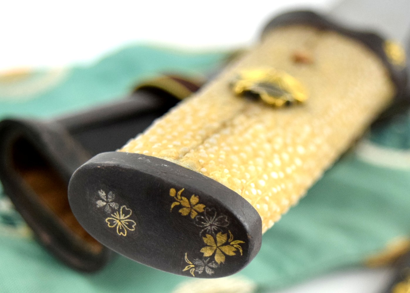 Very Nice KOTO era Japanese Samurai TANTO Dagger Signed RYOKAI Tang, Signed Horses Kozuka Knife, Gold Inlaid Mounts.