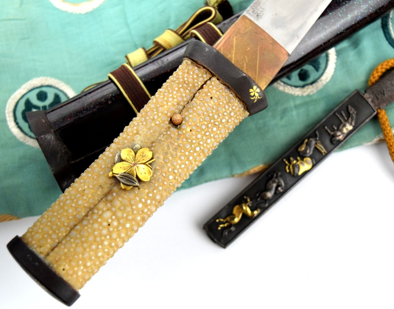 Very Nice KOTO era Japanese Samurai TANTO Dagger Signed RYOKAI Tang, Signed Horses Kozuka Knife, Gold Inlaid Mounts.