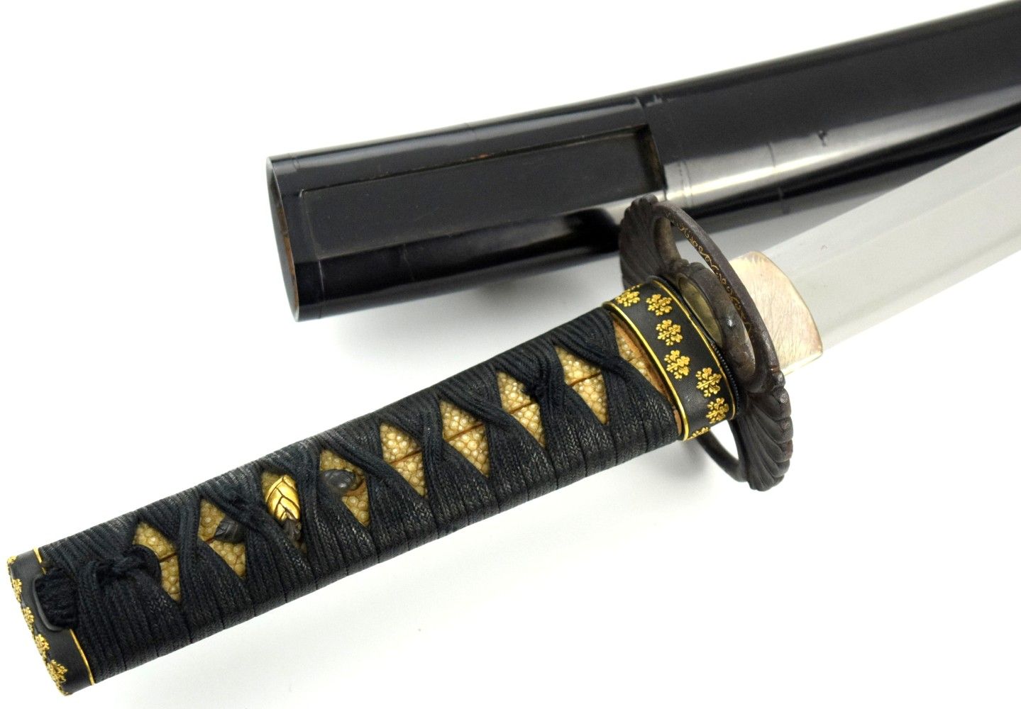 Very Fine Japanese Samurai WAKIZASHI Sword, Nice Clean Mumei KOTO Blade with Fine Narrow Hamon, Exceptional Gold Inlaid Mounts with Mon Symb