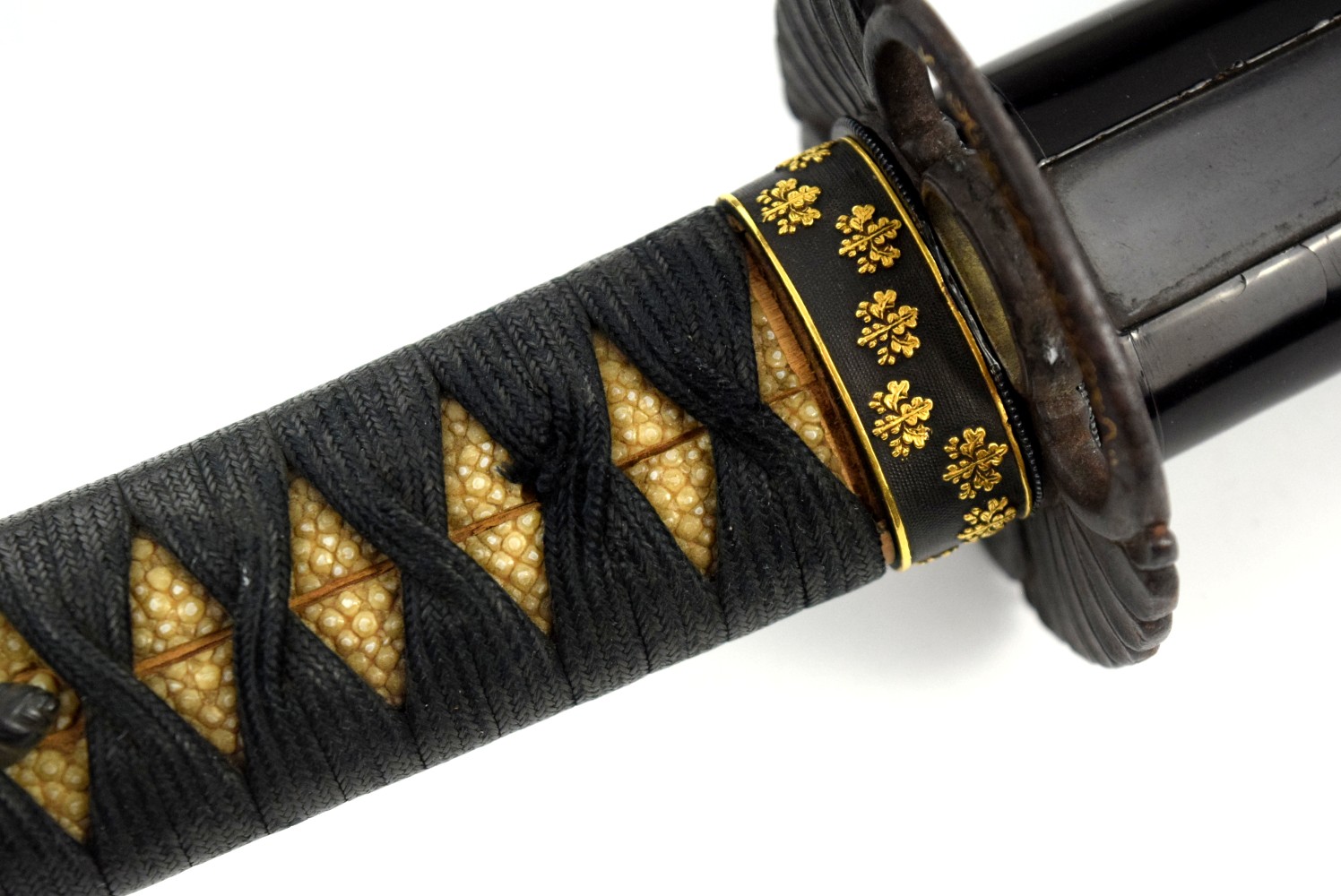 Very Fine Japanese Samurai WAKIZASHI Sword, Nice Clean Mumei KOTO Blade with Fine Narrow Hamon, Exceptional Gold Inlaid Mounts with Mon Symb