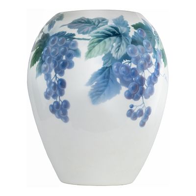 Ваза фарфоровая &laquo;Гроздья винограда&raquo;. Санкт-Петербург, ИФЗ, 1915 г. 
Фарфор. Роспись подглазурная 