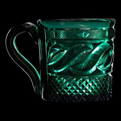 Кружка с фигурной гранью. Санкт-Петербург, ИСЗ. 1830-е гг. 
Прозрачное изумрудно-зеленое стекло 