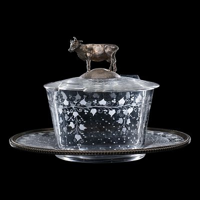 Масленка в форме ушата с серебряной фигурой коровы на крышке. Франция, Париж, мастерская Paul 