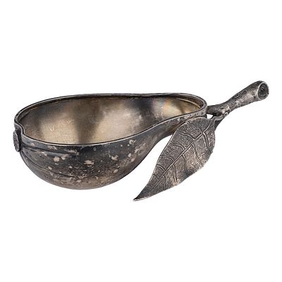 Ковш-тромплей &laquo;Половинка груши&raquo;. Москва, мастер &laquo;ИВ&raquo;, 1908–1917 гг. 
Серебро, литье, чеканка 
