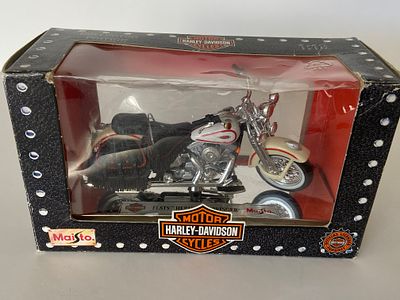 אספנות - מודלים של כלי רכב - אופנועים : מודל של אופנוע של מותג העל HARLEY DAVIDSON , קנה מידה 