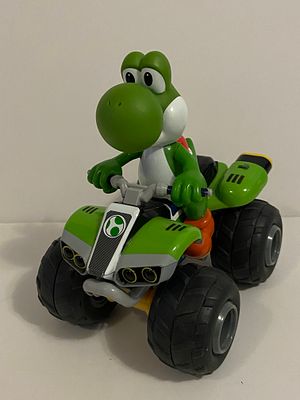 אספנות - גיימינג - מריו קארט : דגם רכב מירוץ עם יושי , ללא שלט רחוק , לתצוגה , עיצוב נאמן למקור 