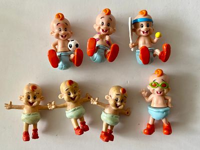 אספנות - נוסטלגיה ישראלית - במבה : לוט מקסים עם 7 דמויות קטנות של התינוק של במבה שחולקו בשקיות 