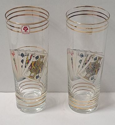 שתי כוסות זכוכית ישראליות ממפעל שפריר עם מוטיב של חפיסת קלפים , מצב חדש אחת עוד עם מדבקת המפעל . 