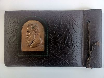 נוסטלגיה ישראלית - אלבום תמונות : אלבום תמונות מעור , במרכז הכריכה פלאק נחושת עם דמותו של 