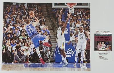 אספנות - כדורסל NBA - חתימות : צילום של לוקה דונצ'יץ' בפעולה עם חתימה אישית של כוכב העל מאומת 