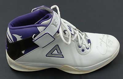 אספנות - כדורסל NBA - חתימות : נעל כדורסל PEAK חתומה אישית ע"י LANDRY CARL מלווה במספרו המפורסם 24