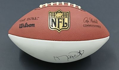 אספנות - פוטבול אמריקאי - NFL - חתימות : כדור פוטבול רשמי "THE DUKE" של חברת WILSON עם חתימה 
