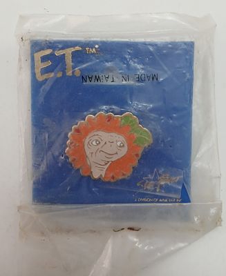 אספנות קולנוע: סיכת אמייל רשמית בדמותו של אי.טי שנות ה-80. הסיכה חדשה לגמרי סגורה עדיין בניילון 