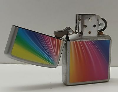 אספנות מצתים: מצת Zippo מקורית עם הדפס חזיתי מרהיב
של פסי קשת בענן בתנועה דינמית על גבי מארז 
