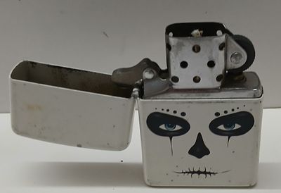אספנות מצתים: מצית Zippo מקורית עם הדפס מלא (All-Over) המשמש כרקע רקע לבן פנורמי היקפי מלא 