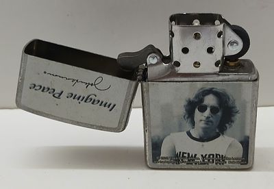 אספנות מצתים: מצית Zippo מקורית במארז כרום קלאסי
שבחזיתו הדפס "Imagine Peac" ותמונתו האייקונית 