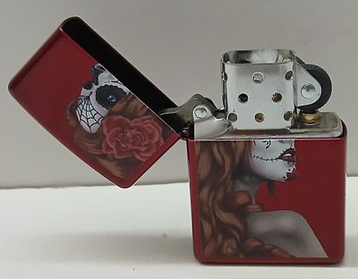 אספנות מצתים: מצית Zippo מקורית עם הדפס מלא (All-Over)
המשמש כרקע פנורמי היקפי מלא בצבע אדום 