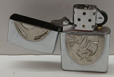 אספנות מצתים: מצית Zippo מקורית במארז כרום קלאסי
שבמרכזו מדליון אובלי שעל גביו הטבע של 