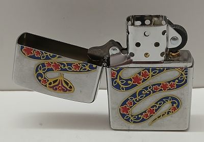 אספנות מצתים: מצית Zippo מקורית במארז כרום קלאסי 
שבחזיתו הדפס רשמי של נחש קוברה המעוטר פרחים 