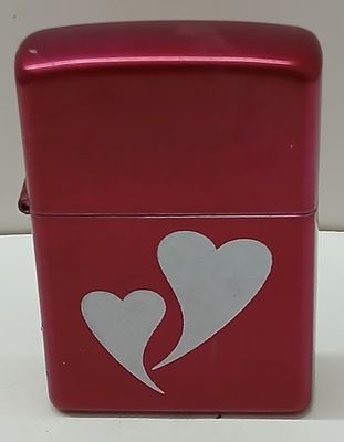 אספנות מצתים: מצית Zippo מקורית עם הדפס מלא (All-Over)
המשמש כרקע פנורמי היקפי מלא בצבע אדום 
