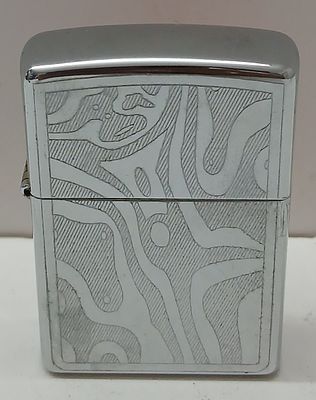 אספנות מצתים: מצית Zippo מקורית במארז כרום קלאסי
שעל גביו חריטה רשמית ומרהיבה בסגנון Labyrinth 