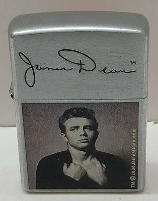 אספנות מצתים: מצית Zippo מקורית במארז כרום קלאסי
שבחזיתו הדפס רשמי אייקוני מתוך סדרת האספנות של 