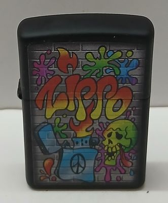 אספנות מצתים: מצית Zippo מקורית עם הדפס מלא (All-Over)
המשמש כרקע פנורמי היקפי מלא שחור מט 