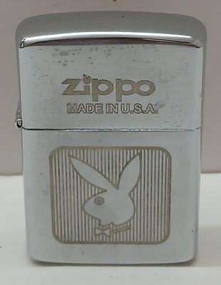 אספנות מצתים: מצית Zippo מקורית במארז כרום קלאסי
שעל גביו חריטה רשמית של השפן המפורסם של PLAY 