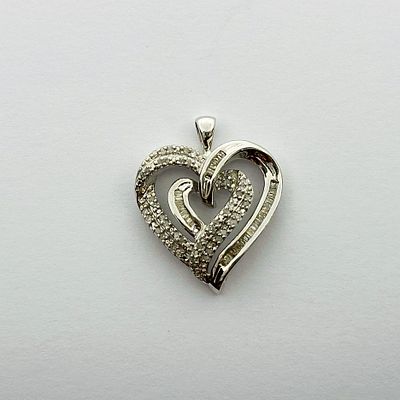 Srebrna zawieszka serce z Diamentami około 0.50 Ct. Srebro 925, masa wyrobu 4 gram, wymiary