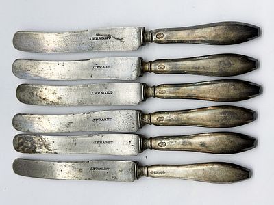 Zestaw 6 posrebrzanych noży Fraget. Długość każdego noża: 20.3 cm. Stan dobry, widoczny na zdjęciach.