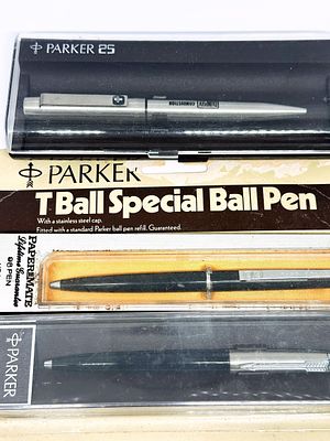 Zestaw 3 długopisów Parker w pudłach. Zestaw składa się z Parker 25, Parker 98 oraz Parker T