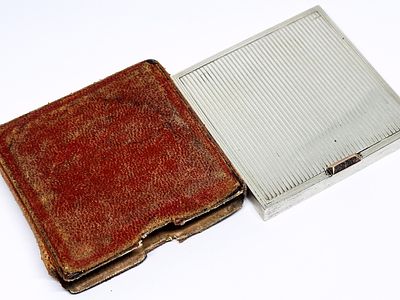 Srebrna puderniczka w oryginalnym etui. Srebro 925, masa wyrobu 124.5 gram, wymiary 65x65x8 mm.