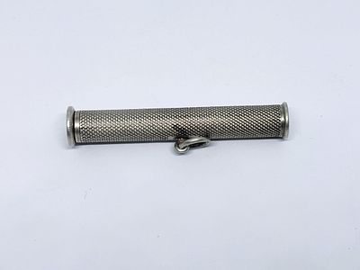 Srebrna igła do cygar. Srebro 925, masa wyrobu 10.2 gram, długość (zamknięta) 48 mm. Stan bardzo