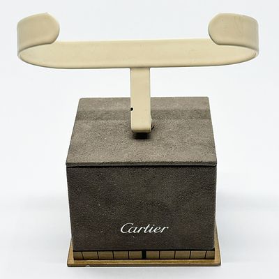 Oryginalny stojak na zegarki Cartier. Sygnowany: PB/CRPLW01599/1410. Wysokość 11 cm. Stan bardzo