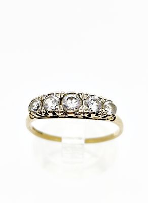 Złoty 375/9K pierścionek z białymi cyrkoniami w stylu Wiktoriańskim. Masa wyrobu: 1.93 gram 