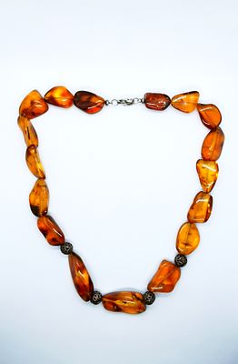 Wspaniały transparentny naszyjnik z naturalnego bursztynu z ażurowymi elementami. Wspaniały 