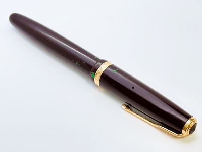 Pióro Parker Duofold złota stalówka. Stalówka Złoto 14K/585. Długość pióra 13 cm. Stan widoczny 
