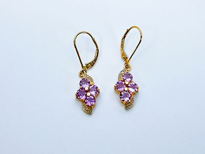 Złote kolczyki 9K/375 z Ametystami . Masa wyrobu: 3.01 gram, wymiary 33x9 mm, zapięcie bigiel 