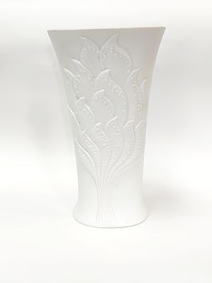 Wazon z białej porcelany Kaiser, RFN. Widoczne sygnatury. Wymiary: 25x14x12 cm. Stan wizualny 