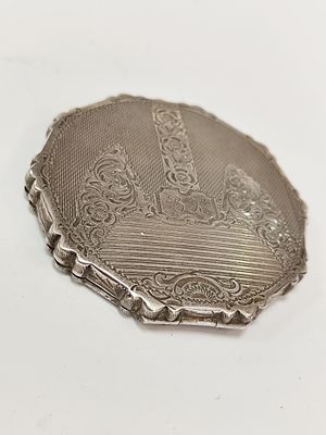 Srebrna puzderniczka w pudle. Srebro 900. Masa wyrobu: 98.9 gram. Wymiary: 84x84x10 mm. 