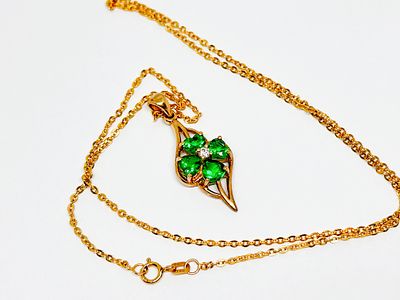 Złoty 375/9K naszyjnik z białymi i zielonymi kamieniami. Masa wyrobu: 3.60 gram, wymiary 