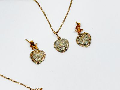 Złoty 375/9K komplet w kształcie serc z Diamentami 0.24 Ct (3x0.08 Ct). Masa wyrobu: 4.44 gram 