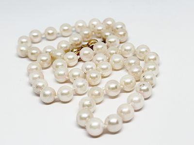 Naszyjnik z pereł słonowodnych Akoya. Złoto 375/9K, masa wyrobu 20.73 gram, długość: 40 cm. 