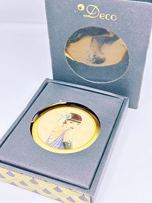 Nieużywane lusterko w stylu Art Deco . W pudełku, z folią. Średnica 65 mm. Stan wizualny idealny 